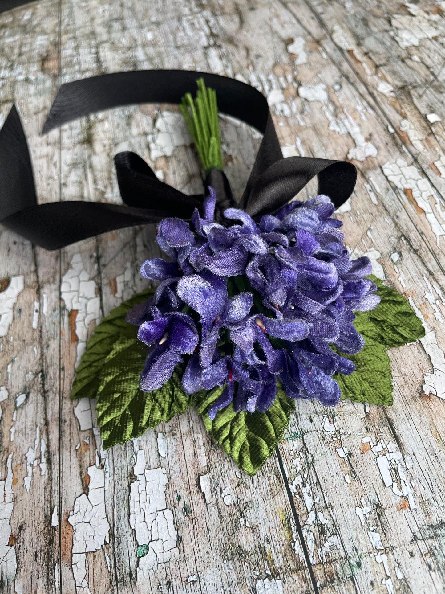 Lavender Violets + Green Leaves Gothic Brooch
This brooch contains unused old stock vintage millinery flowers, therefore like all vintage and antique items they may show slight signs of age.
Perfect as a gift for a vintage fan, dressing up, costumes, display and photo props.
Measurements Approximately:
Width: 12 cm / 4+3/4"
Length: 18 cm / 7"
