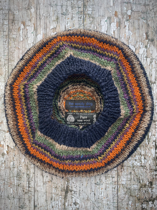 Classic 40's Style Beret no.7
Beautifully hand knitted beret in Icelandic wool, perfect for keeping your head warm on cold days and adding a touch of 40's style to any outfit. Knitted in navy, dark oat, sage, violet heather, dark kelp, burnt burnt orange and milk chocolate brown stripes, with a navy ribbed band that gives the hat a snug fit.
SIZE: adult.
DIAMETER: 11+1/2" / 29cm.
CARE: hand wash or machine wash on wool cycle at 30 degrees, dry flat, do not tumble dry.