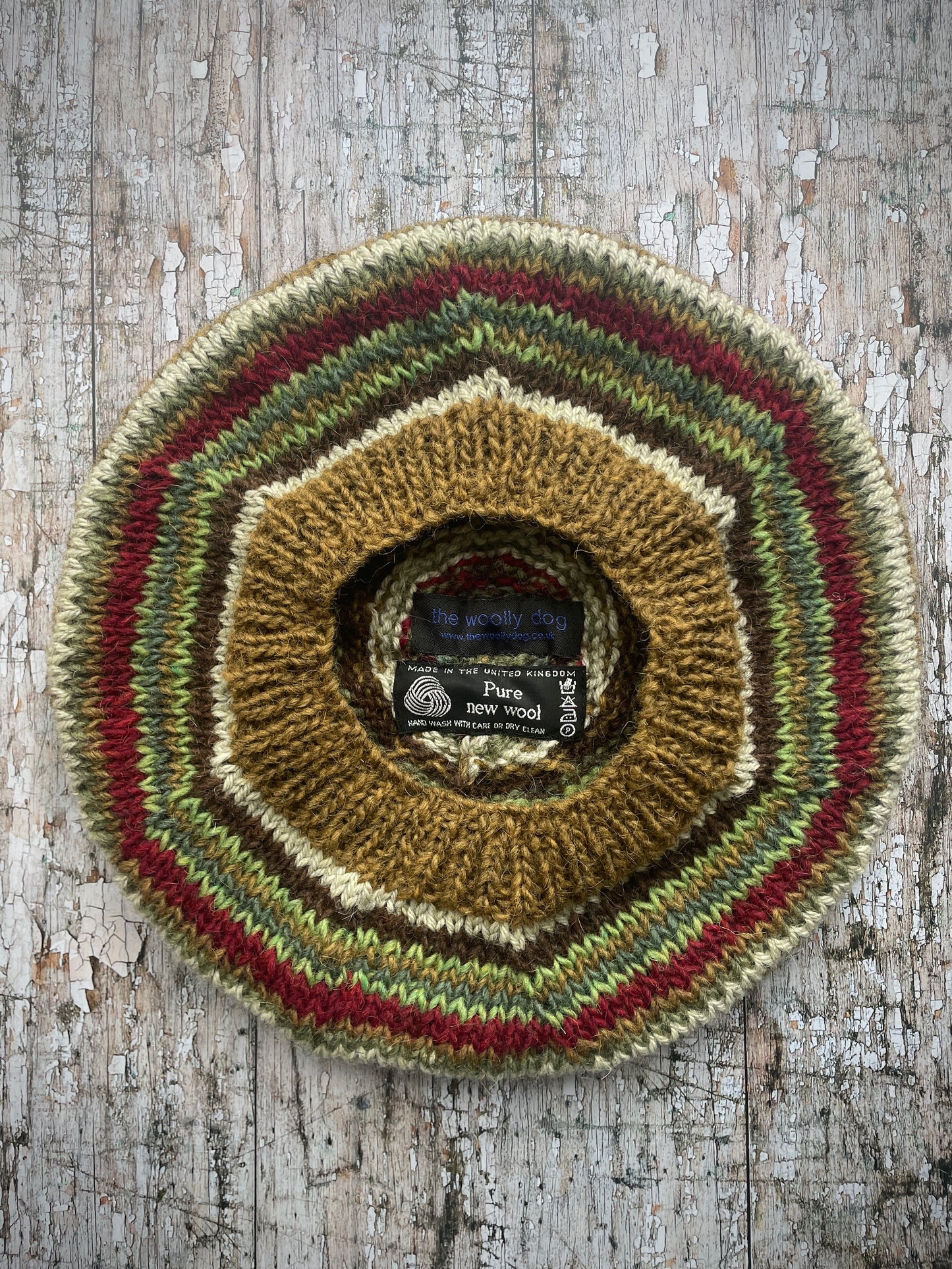 CLASSIC 40's STYLE ADULT'S BERET style 21

Beautifully hand knitted beret in Icelandic pure wool, perfect for keeping your head warm on cold days and adding a touch of 40's style to any outfit. Knitted in dark kelp, pebble, dark chocolate, green, sage green heather, garnet and frostbite stripes, with a dark kelp ribbed band that gives the hat a snug fit.

ONE SIZE: adult.
CARE: hand wash or machine wash on wool cycle at 30 degrees, dry flat, do not tumble dry.