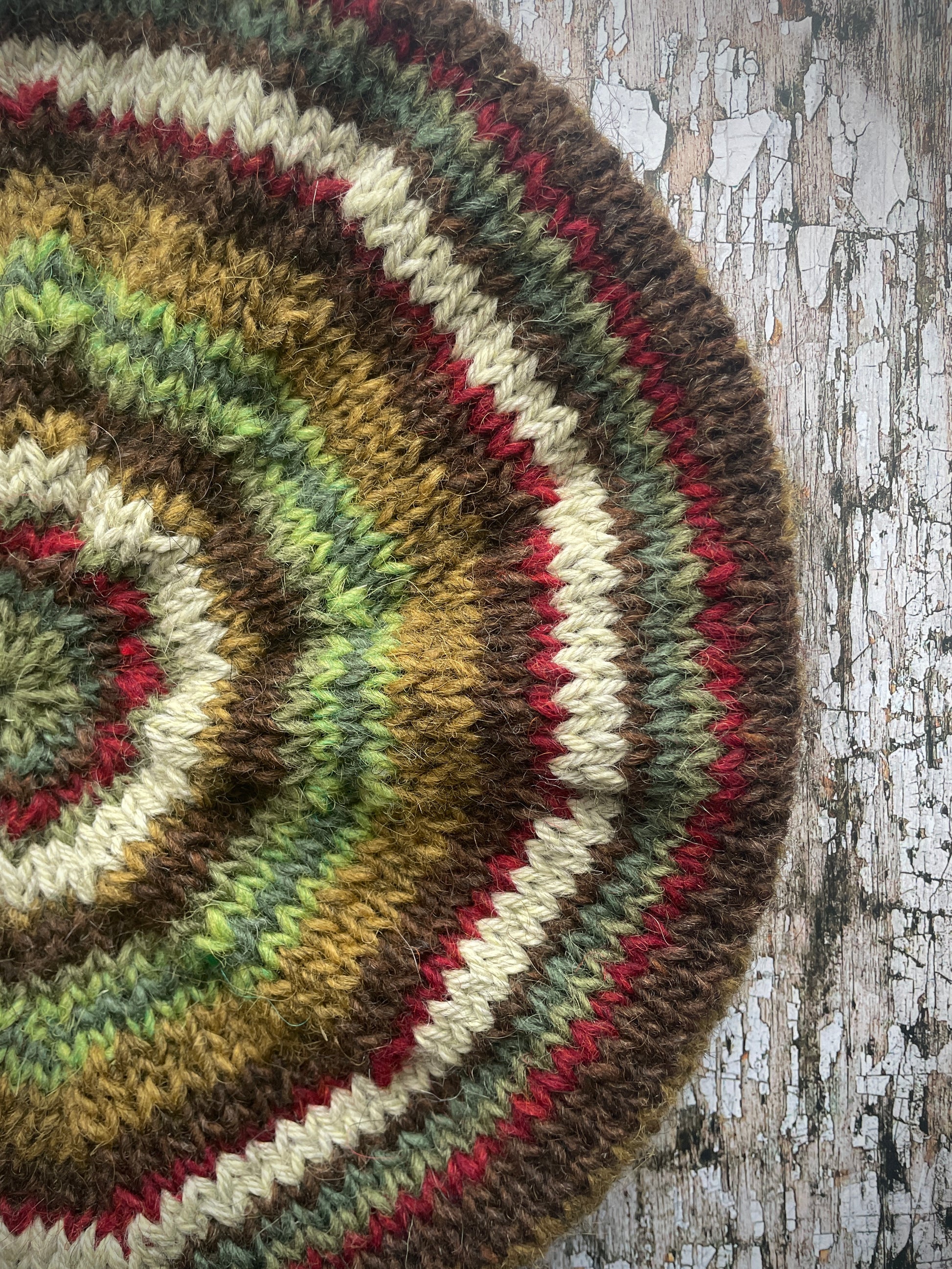 CLASSIC 40's STYLE ADULT'S BERET style 21

Beautifully hand knitted beret in Icelandic pure wool, perfect for keeping your head warm on cold days and adding a touch of 40's style to any outfit. Knitted in dark kelp, pebble, dark chocolate, green, sage green heather, garnet and frostbite stripes, with a dark kelp ribbed band that gives the hat a snug fit.

ONE SIZE: adult.
CARE: hand wash or machine wash on wool cycle at 30 degrees, dry flat, do not tumble dry.