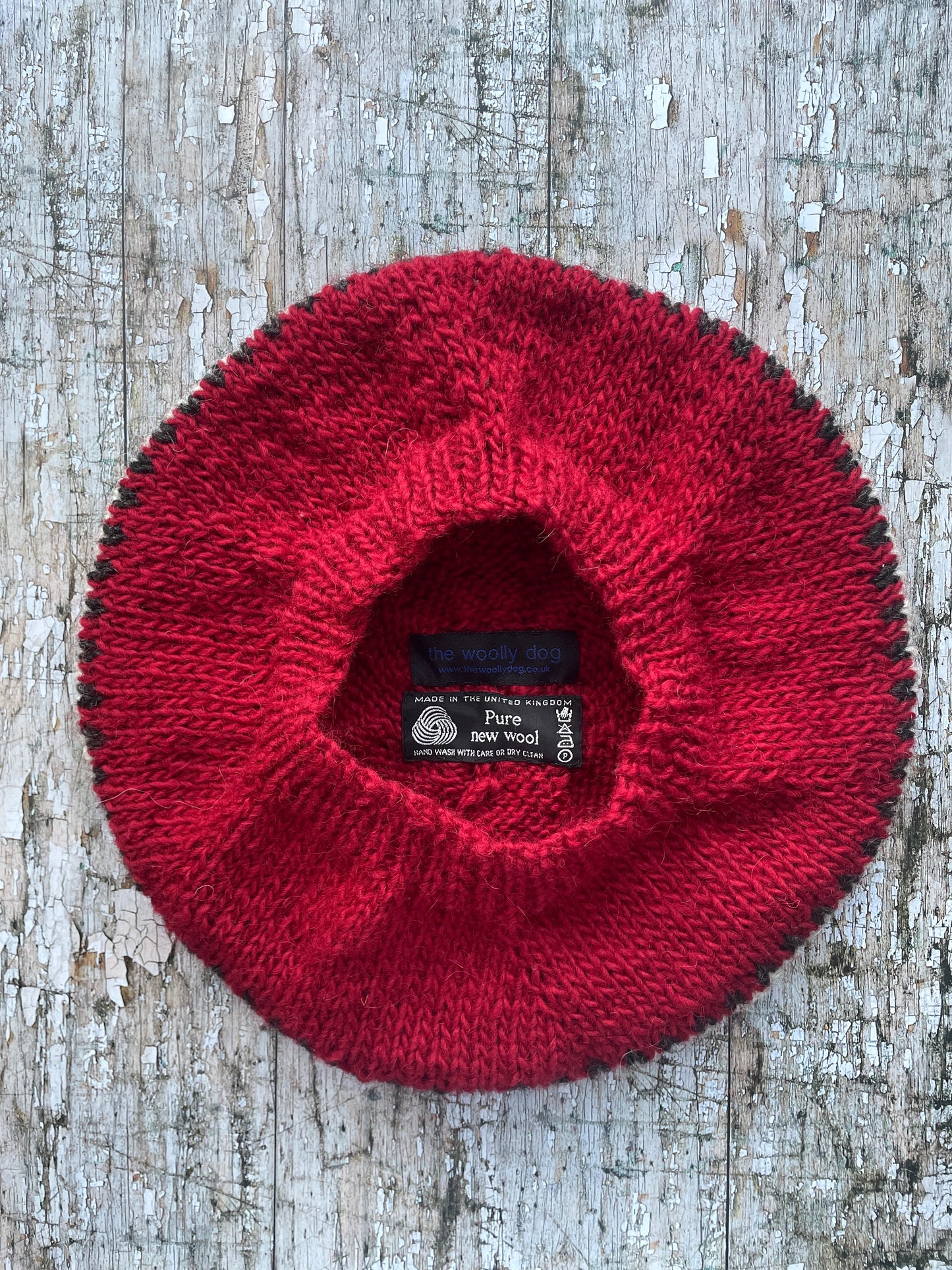 RED PATTERNED WOOL BERET
Beautifully hand knitted beret of Icelandic pure wool, knitted in a lovely shade of red, with a graphite and white pattern and a ribbed band that gives the hat a snug fit, perfect for keeping your head warm on cold days.

SIZE: adult.
DIAMETER: 11+3/4" / 30cm.
CARE: hand wash or machine wash on wool cycle at 30 degrees, dry flat, do not tumble dry.