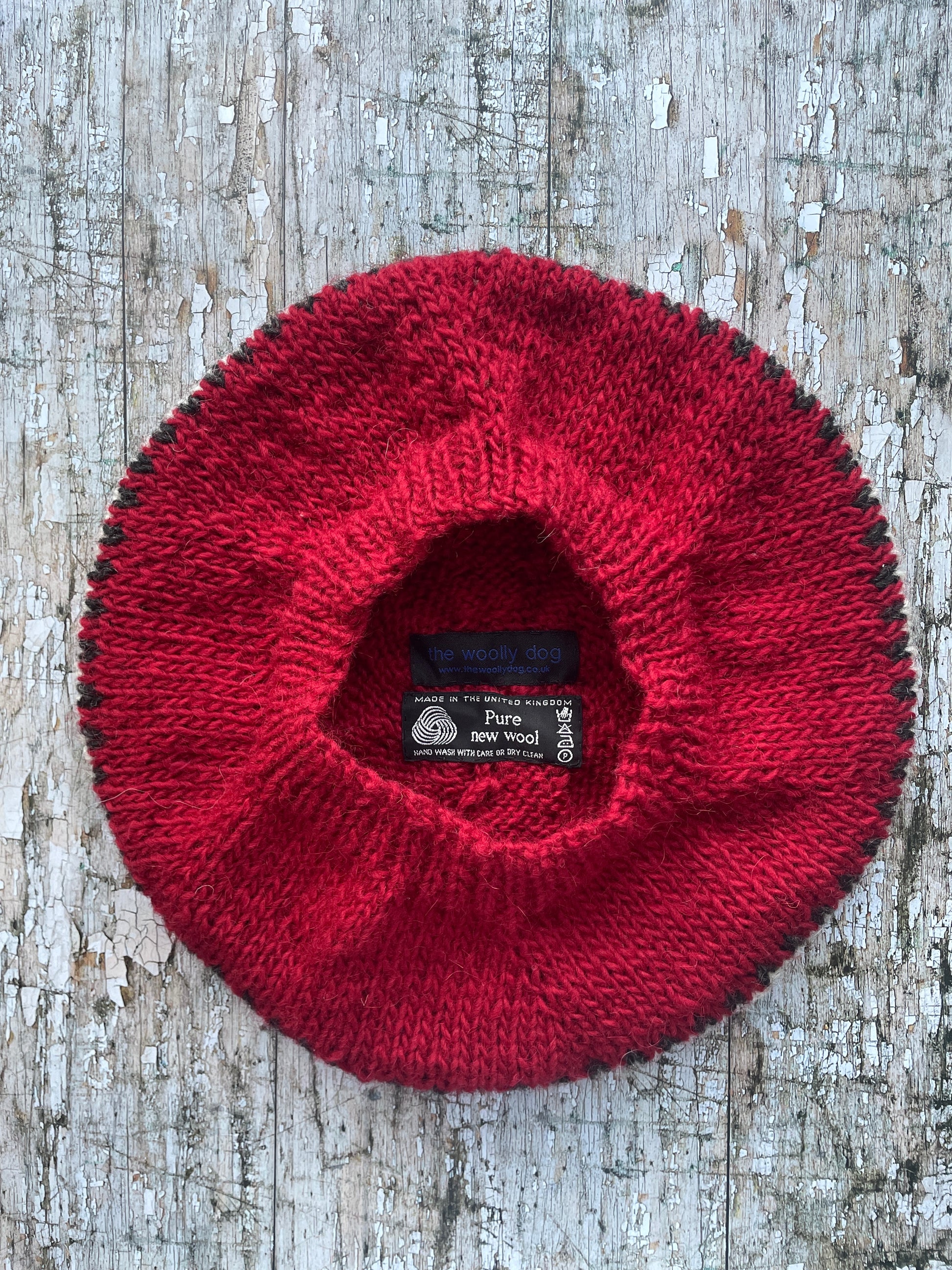RED PATTERNED WOOL BERET
Beautifully hand knitted beret of Icelandic pure wool, knitted in a lovely shade of red, with a graphite and white pattern and a ribbed band that gives the hat a snug fit, perfect for keeping your head warm on cold days.

SIZE: adult.
DIAMETER: 11+3/4" / 30cm.
CARE: hand wash or machine wash on wool cycle at 30 degrees, dry flat, do not tumble dry.